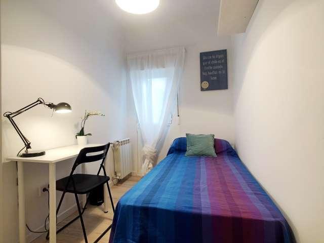Habitación en apartamento de 7 dormitorios en Puerta del Ángel, Madrid