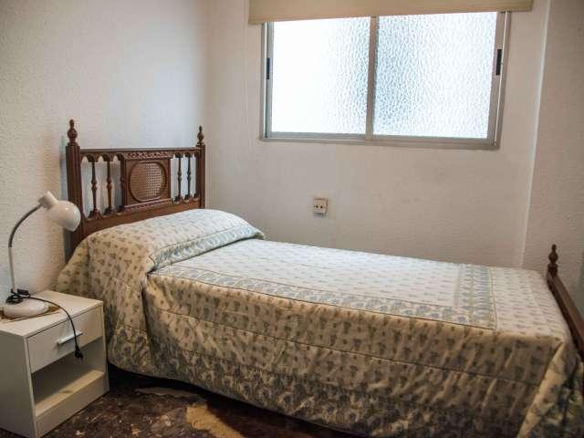 Habitación en apartamento de 7 dormitorios en Quatre Carreres Valencia