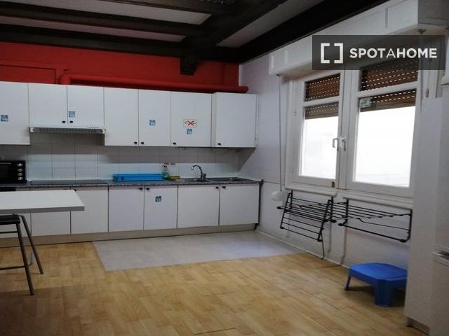 Habitación en apartamento de 9 habitaciones en Malasaña, Madrid