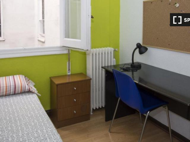 Habitación en apartamento de 9 habitaciones en Malasaña, Madrid