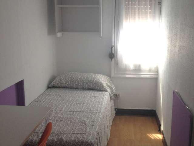 Habitación en apartamento de 9 habitaciones en Malasaña, Madrid