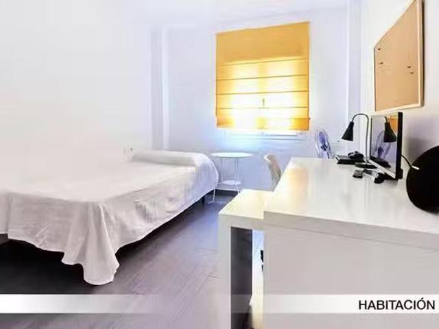 Habitación en Calle Castillo de Alcalá de Guadaira, Tabladilla.