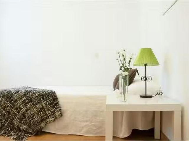 Habitación en Calle de Montesa, Lista