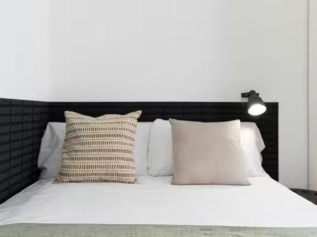 Habitación en Calle de Noviciado, Universidad