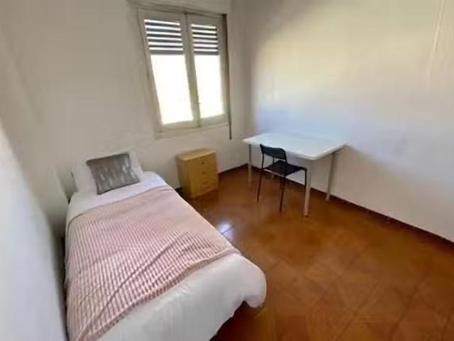 Habitación en Calle de Antonio López, Moscardó