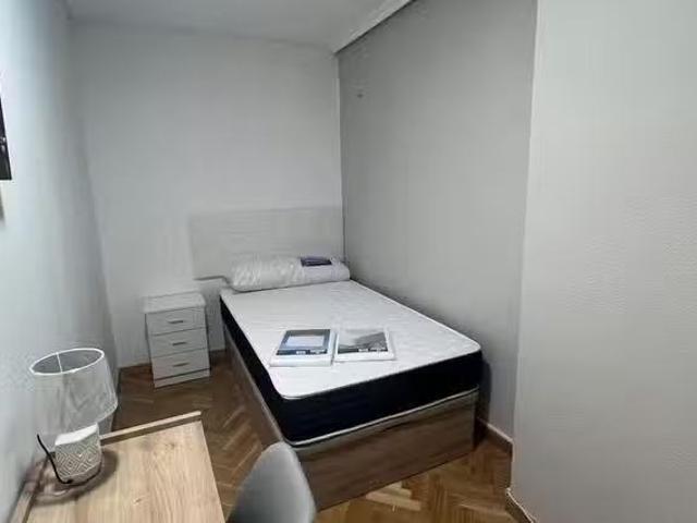Habitación en Calle de Caleruega, Costillares