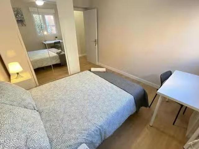 Habitación en Calle de Pico de Alba, Palomeras Bajas