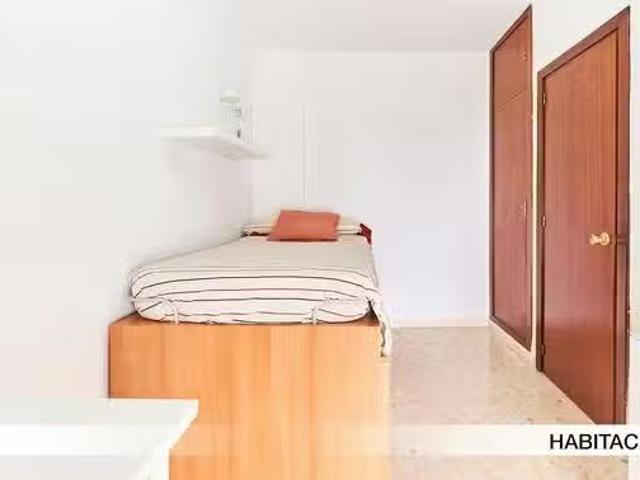 Habitación en Calle Farmaceútico Murillo Herrera, Triana Este