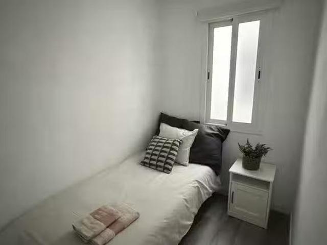 Habitación en Carrer Bòbiles