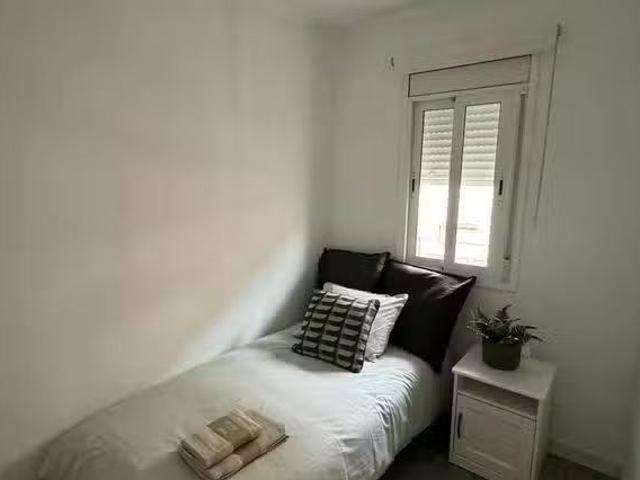 Habitación en Carrer Bòbiles