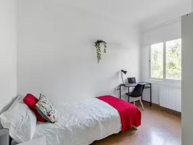 Habitación en Carrer de València, El Camp de l'Arpa del Clot