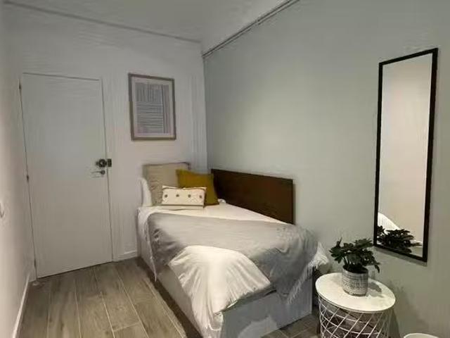 Habitación en Carrer de la Creu Coberta, Hostafrancs