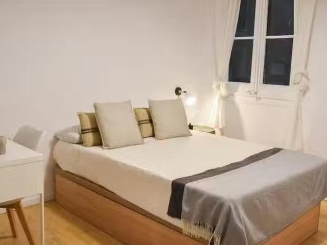 Habitación en Carrer de Roger de Llúria, Dreta de l'Eixample