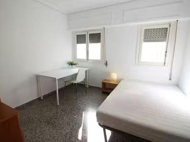 Habitación en Carrer del Doctor Vicente Pallarés, Algirós