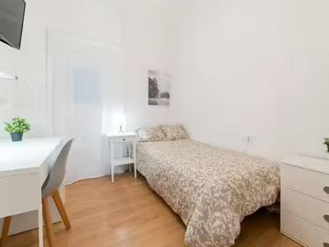 Habitación en Carrer Honorato Juan, Arrancapins
