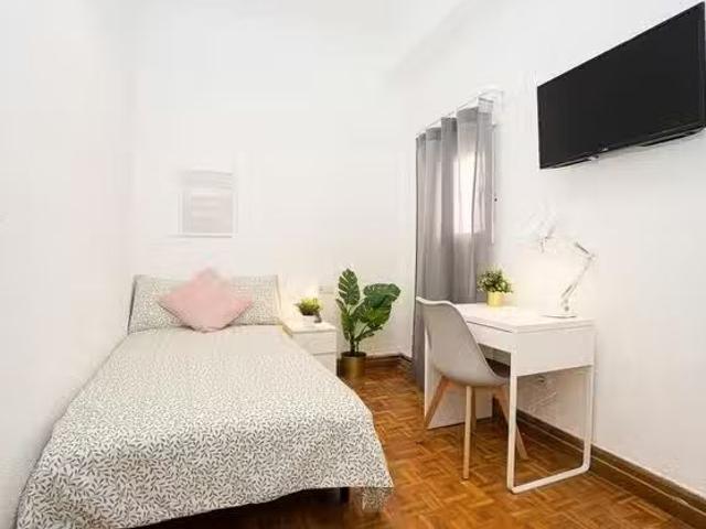 Habitación en Carrer Honorato Juan, Arrancapins