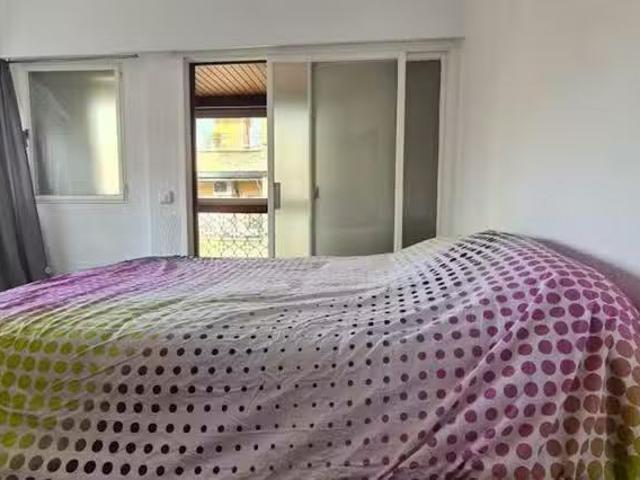 Habitación en Gran Vía de Fernando el Católico, Extramurs