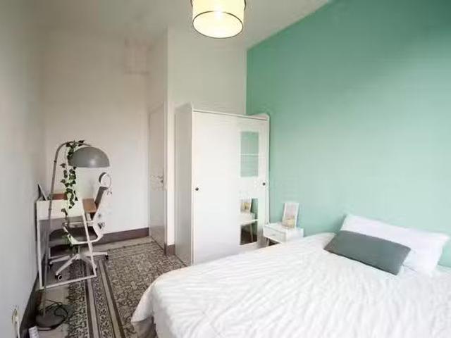 Habitación en Gran Via de les Corts Catalanes, La Nova Esquerr.