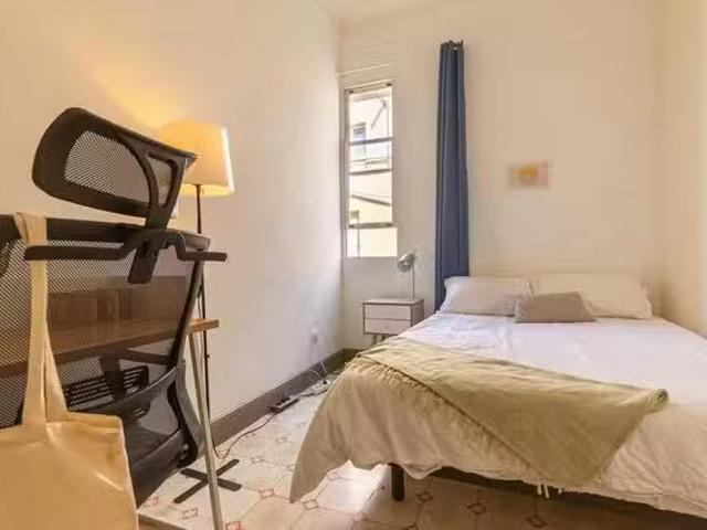 Habitación en Gran Via de les Corts Catalanes, La Nova Esquerr.