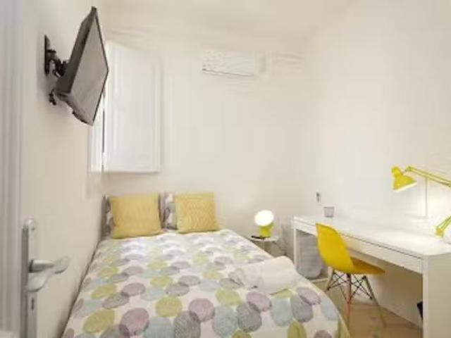 Habitación en Gran Via de les Corts Catalanes, La Nova Esquerr.