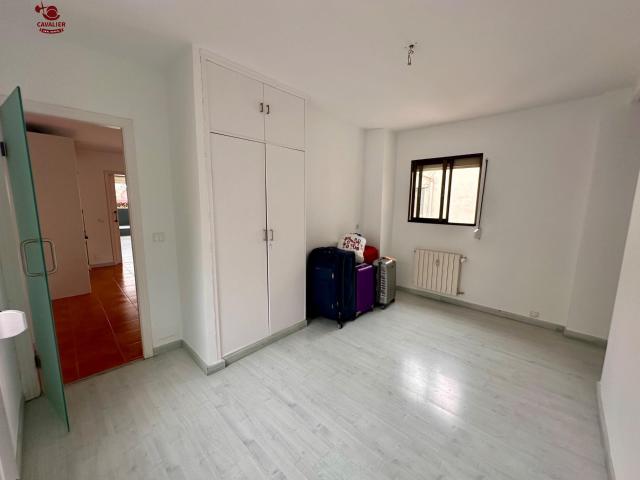HABITACION en luminoso ático, situado a escasos metros de Juan Bravo. Amueblada y equipada con cama con canapé, armario. Dispone de baño en suite independiente