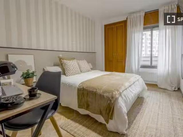 Habitación en piso compartido, Adelfas, Madrid