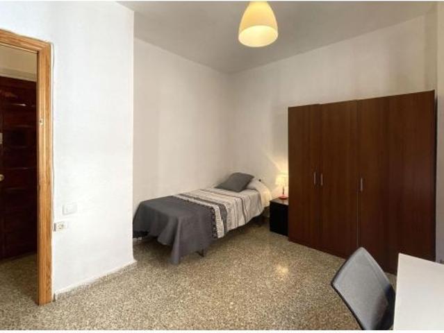 HABITACIÓN EN PISO COMPARTIDO CON 3 DORMITORIOS ZONA LA MERCED