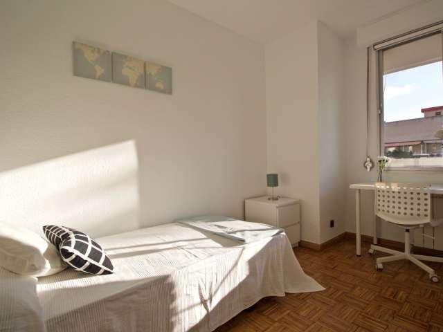 Habitación en piso compartido de 4 habitaciones, Valdezarza, Madrid