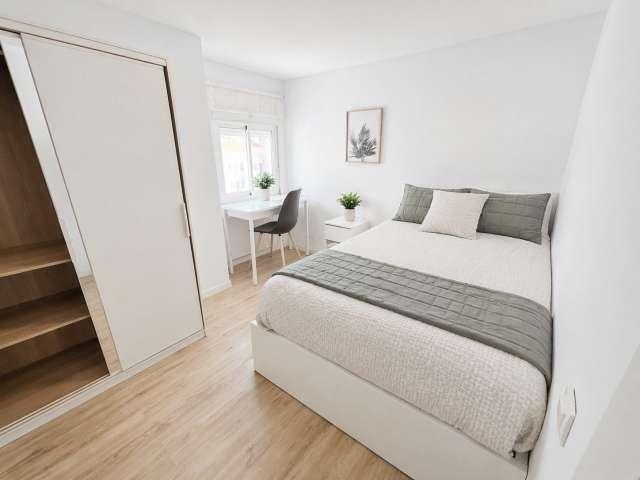 Habitación en piso de 4 habitaciones en alquiler en Valdezarza, Madrid
