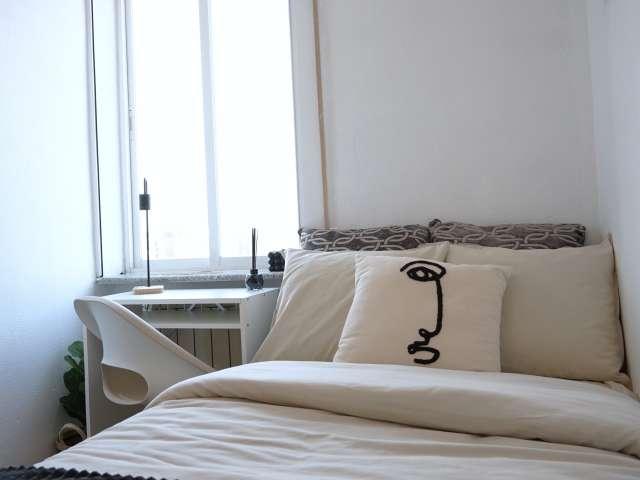 Habitación en piso compartido de 4 habitaciones en alquiler en Valverde, Madrid