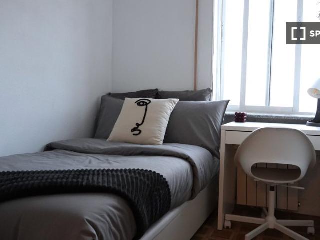 Habitación en piso compartido de 4 habitaciones en alquiler en Valverde, Madrid