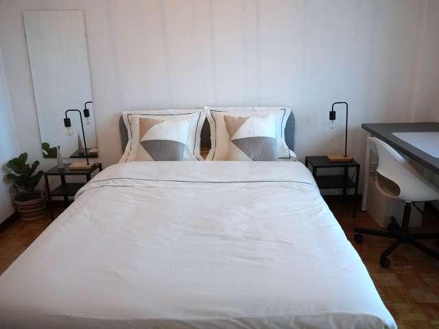 Habitación en piso compartido de 4 habitaciones en alquiler en Valverde, Madrid