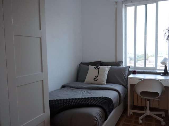 Habitación en piso compartido de 4 habitaciones en alquiler en Valverde, Madrid