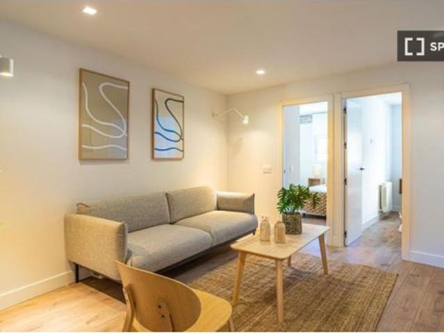 Habitación en piso compartido de 4 habitaciones en alquiler en Valdeacederas, Madrid
