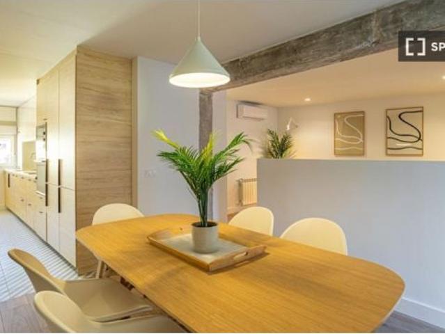 Habitación en piso compartido de 4 habitaciones en alquiler en Valdeacederas, Madrid