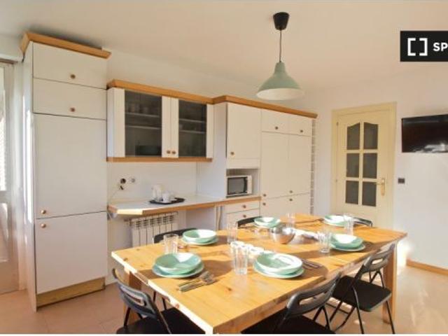 Habitación en piso compartido de 4 habitaciones en alquiler en Valdezarza, ideal para profesionales
