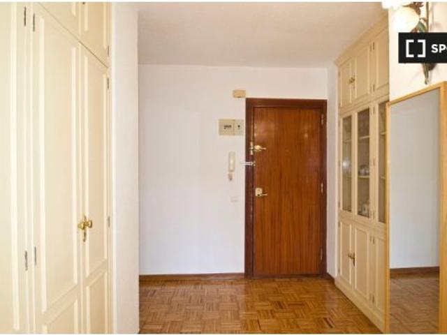 Habitación en piso compartido de 4 habitaciones en alquiler en Valdezarza, ideal para profesionales