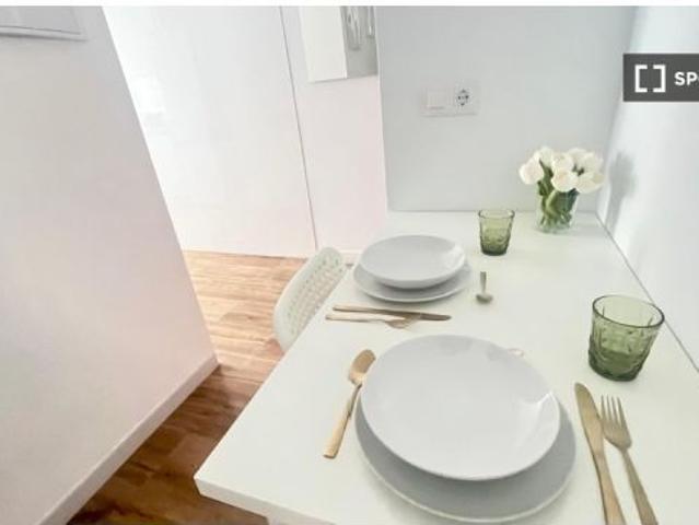 Habitación en piso compartido de 4 habitaciones en alquiler en Villegas, Sevilla, para profesionales