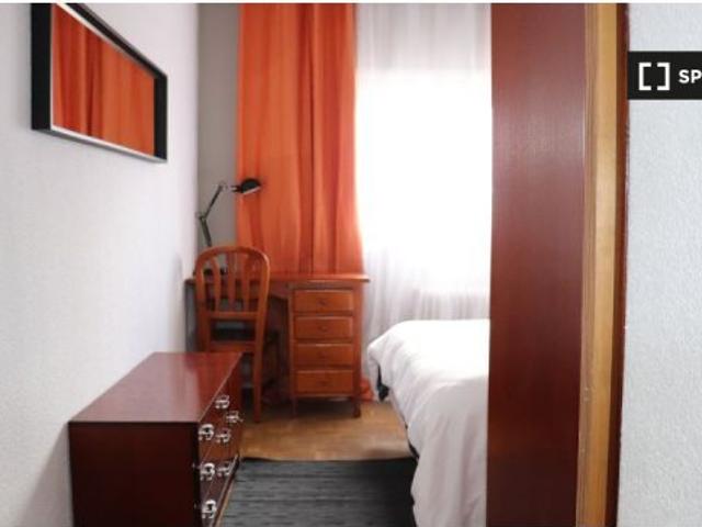 Habitación en piso compartido de 4 habitaciones en alquiler en Alcalá de Henares, solo para profesio