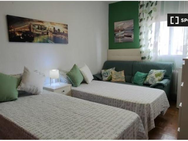 Habitación en piso compartido de 4 habitaciones en alquiler en Alcalá de Henares, solo para profesio