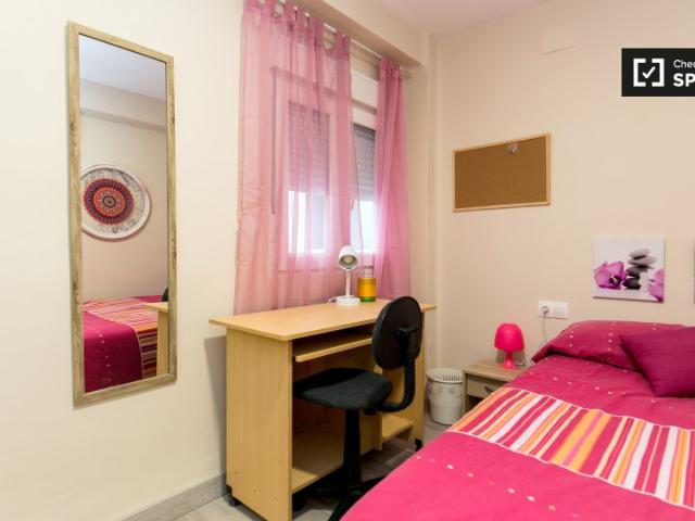 Habitación en piso compartido de 4 habitaciones en alquiler en Angustias Chana