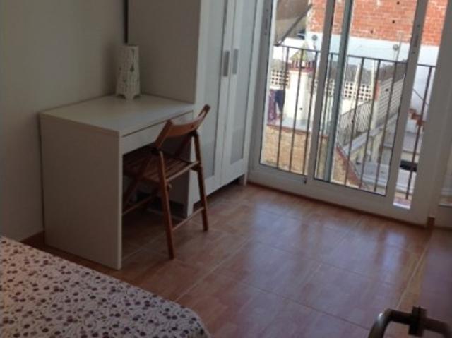 Habitación en piso compartido de 4 habitaciones en alquiler en El Raval