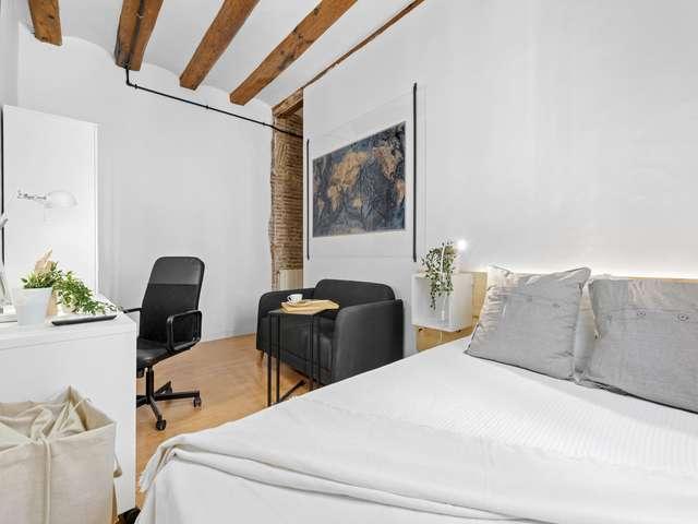 Habitación en piso compartido de 4 habitaciones en alquiler en El Raval