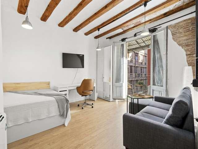 Habitación en piso compartido de 4 habitaciones en alquiler en El Raval