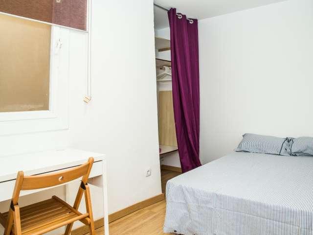 Habitación en piso compartido de 4 habitaciones en alquiler en El Raval