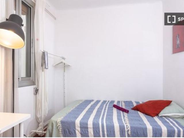 Habitación en piso compartido de 4 habitaciones en alquiler en El Raval