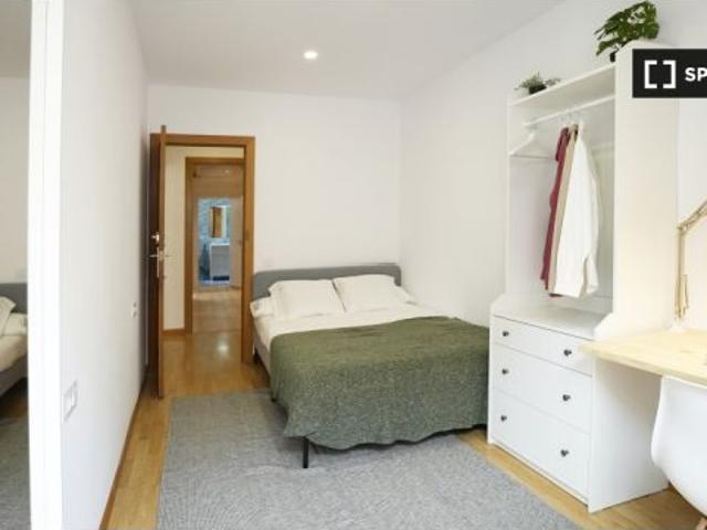 Habitación en piso compartido de 4 habitaciones en alquiler en El Raval, ideal para profesionales y
