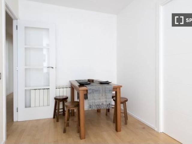 Habitación en piso compartido de 4 habitaciones en alquiler en el Raval, ideal para profesionales y