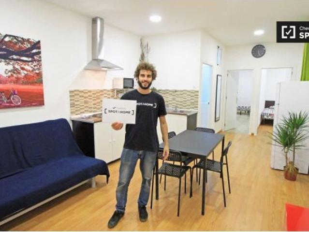 Habitación en piso compartido de 4 habitaciones en alquiler en El Raval, solo para profesionales y e