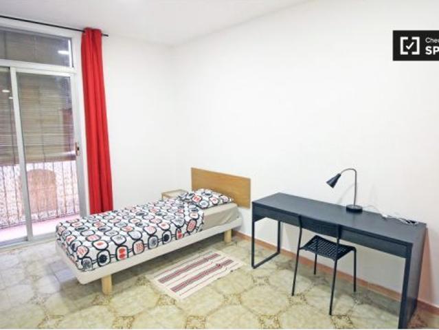 Habitación en piso compartido de 4 habitaciones en alquiler en El Raval, solo para profesionales y e